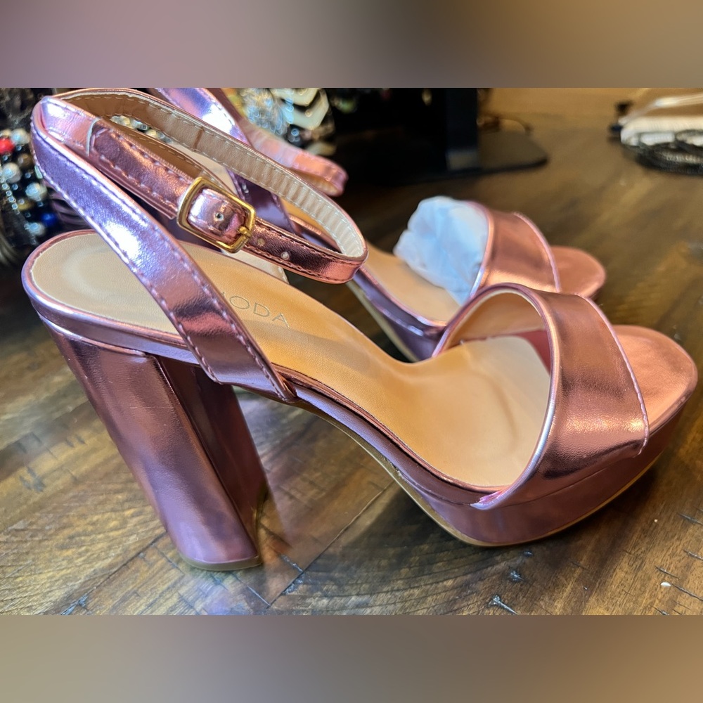 NWT TOP Moda Women's Metallic Pink Heels
